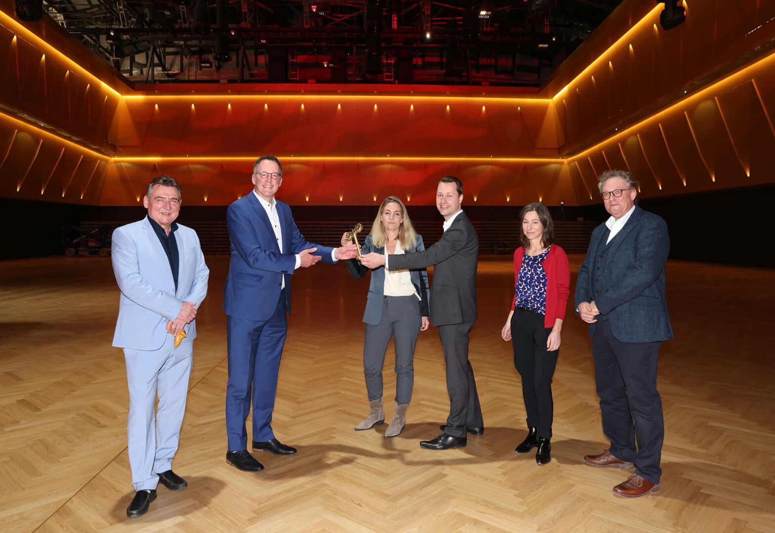 Schlüsselübergabe in der Rheingoldhalle